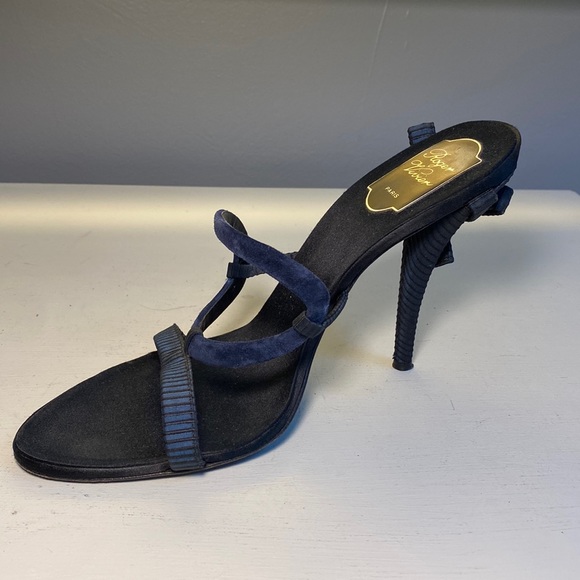 Roger Vivier made in Italy blue/black suede and satin heel with bow detail. - Picture 6 of 8